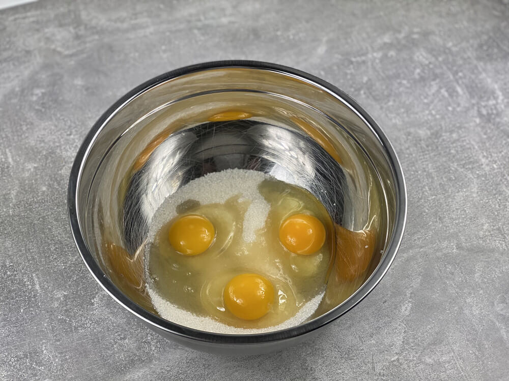 Взбить яйца с сахаром для теста на шарлотку