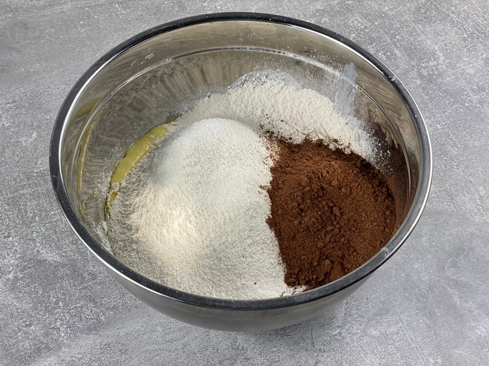 Добавить муку и какао к тесту шоколадного кекса на кефире